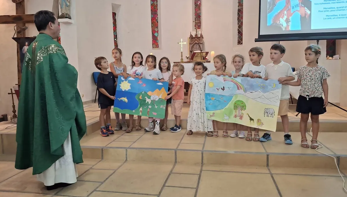 Les enfants du catéchisme présentent leurs dessins pendant la messe