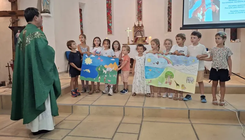 Enfants du catéchisme présentant leurs dessins de la Création