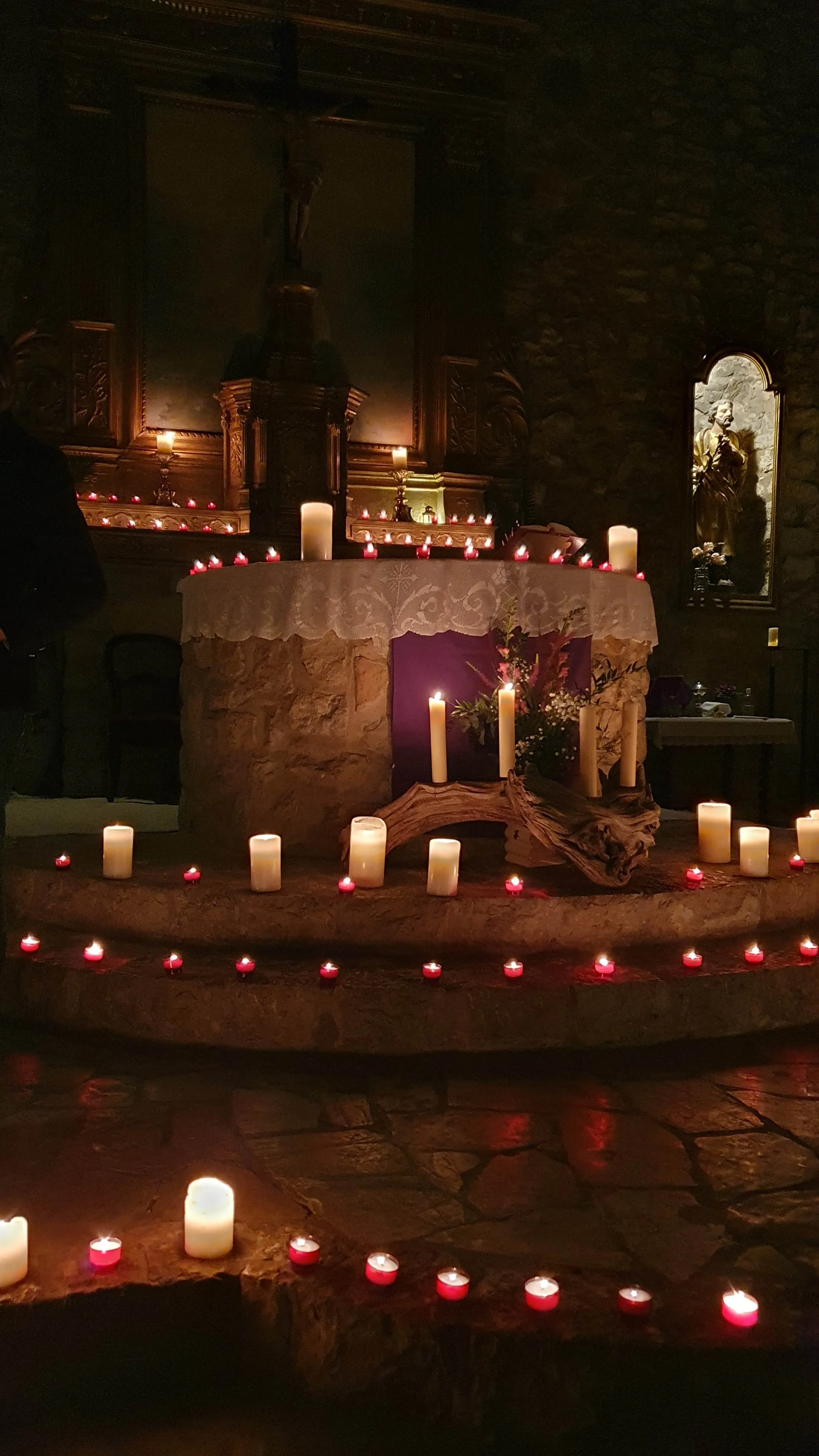 L'autel illuminé de bougies lors de la messe du 8 décembre